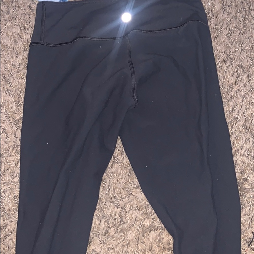 ***RARE*** lululemon leggings. *THERES A RIP*